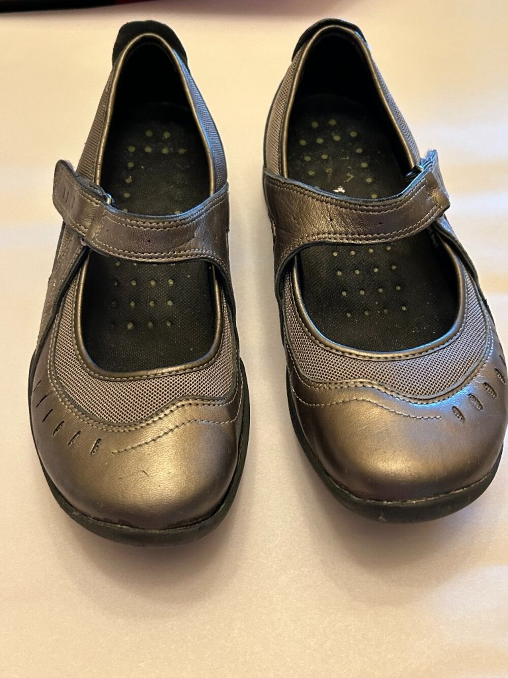 Clarks Women's Wave Walking Shoe 6W in pewter color